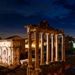 Forum Romanum w nocy wydaje się szacowną pamiątką. Ale wokół – jak pisze Herbert – rozciąga się „law