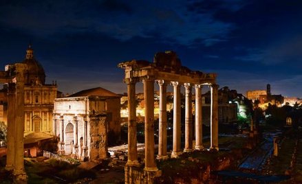 Forum Romanum w nocy wydaje się szacowną pamiątką. Ale wokół – jak pisze Herbert – rozciąga się „law