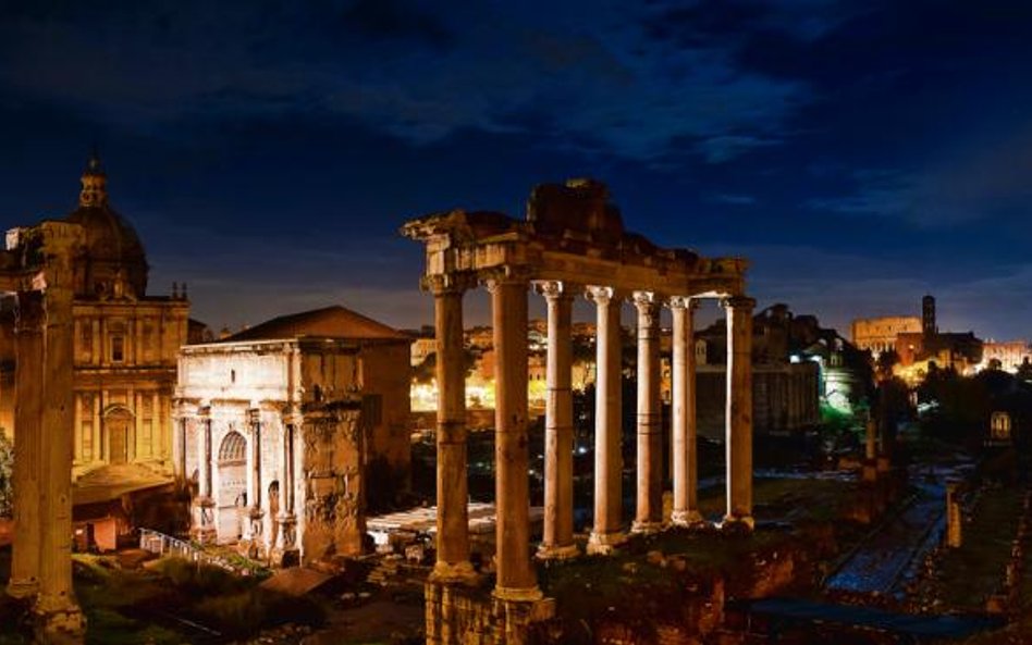 Forum Romanum w nocy wydaje się szacowną pamiątką. Ale wokół – jak pisze Herbert – rozciąga się „law