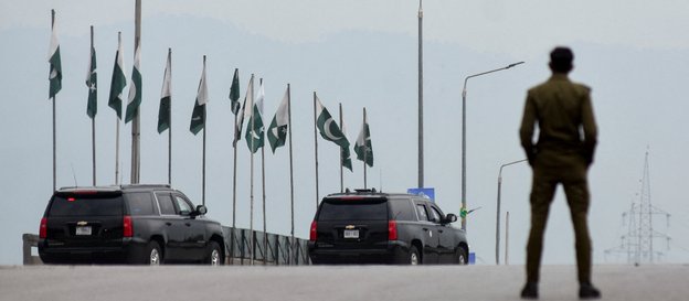 Konwój zmierzający w kierunku hotelu Serena w Islamabadzie, gdzie toczą się rozmowy pokojowe Stanów 