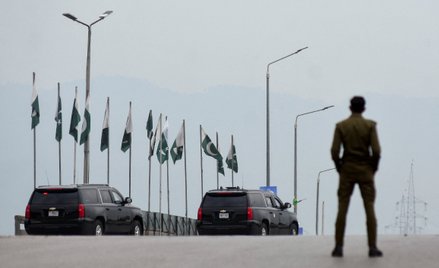 Konwój zmierzający w kierunku hotelu Serena w Islamabadzie, gdzie toczą się rozmowy pokojowe Stanów 