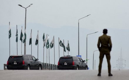 Konwój zmierzający w kierunku hotelu Serena w Islamabadzie, gdzie toczą się rozmowy pokojowe Stanów 