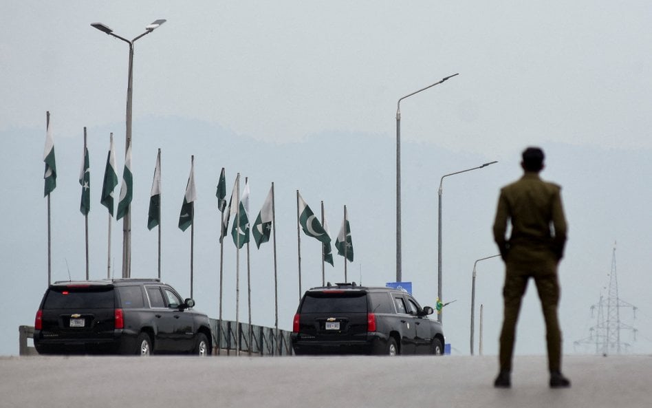 Konwój zmierzający w kierunku hotelu Serena w Islamabadzie, gdzie toczą się rozmowy pokojowe Stanów 