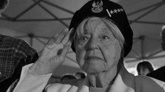 Barbara Tokarska ps. Jola podczas uroczystości rozpalenia Ognia Pamięci na Kopcu Powstania Warszawsk