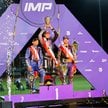 Podium IMP 2026: złoty Maciej Janowski (w środku), srebrny Bartosz Zmarzlik (z lewej) i brązowy Kacp