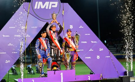 Podium IMP 2026: złoty Maciej Janowski (w środku), srebrny Bartosz Zmarzlik (z lewej) i brązowy Kacp