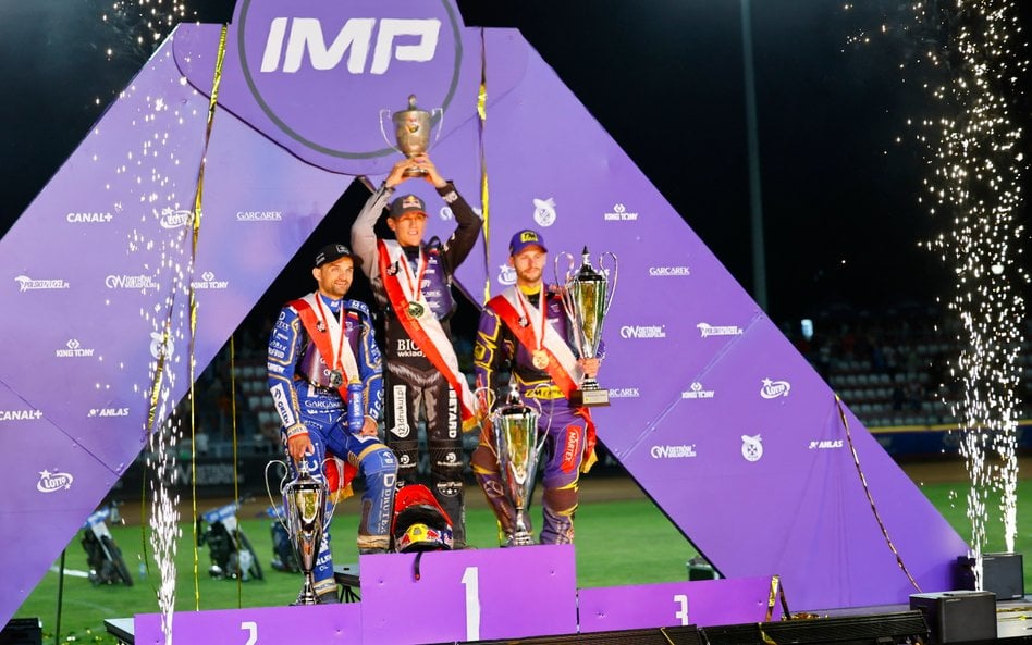 Podium IMP 2026: złoty Maciej Janowski (w środku), srebrny Bartosz Zmarzlik (z lewej) i brązowy Kacp