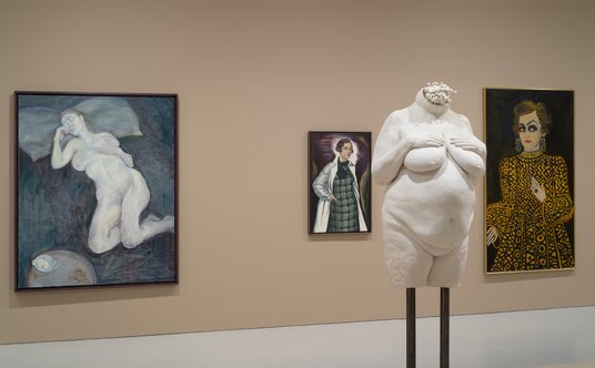 Widok wystawy. Od lewej: Celia Paul, „Duch dziewczyny z jajkiem, 2022; Fahrelnissy Zeid, Ktoś z prze