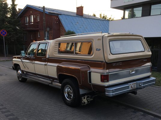 W komfortowym wnętrzu czekają cztery kanapy. Fot. Giełda Klasyków