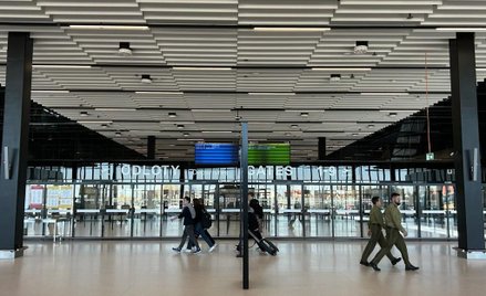 W wakacje przez lotnisko przewinęło się  75,5 tysiąca pasażerów
