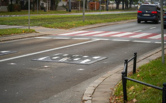 Przykłąd rozwiązania tymczasowego przed założeniem świateł - progi zwalniające na ulicy Popiełuszki