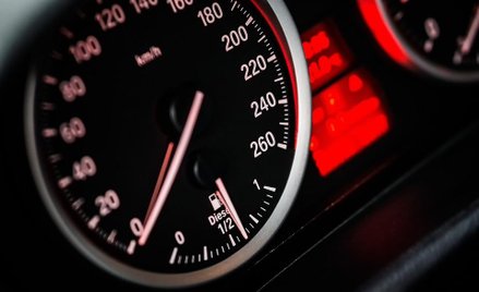 Nie każdy kto przekroczy prędkość o 50 km na godzinę straci prawo jazdy
