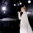 Celine Dion na wieży Eiffela śpiewa "Hymn do miłości"