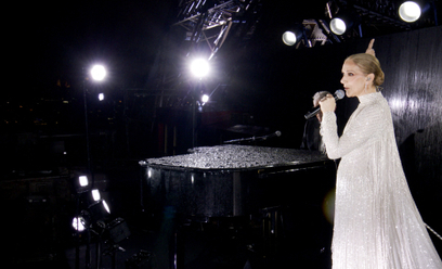 Celine Dion na wieży Eiffela śpiewa "Hymn do miłości"