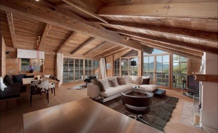 Pokój dzienny w kompleksie w Kitzbuhel w Austrii. Penthouse z trzema sypialniami jest wyceniony na o