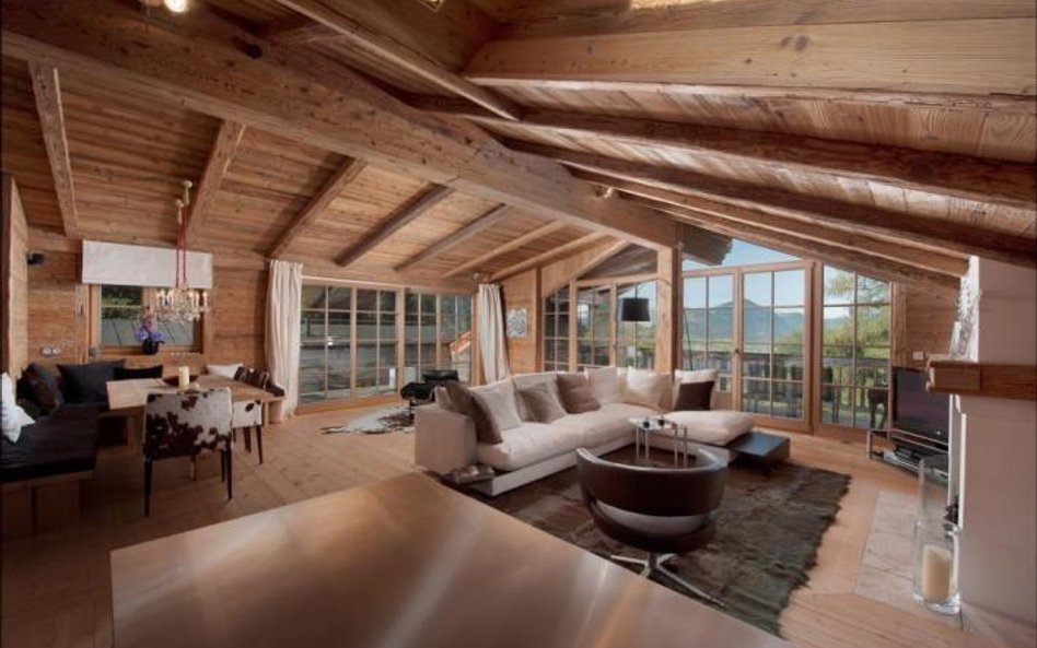 Pokój dzienny w kompleksie w Kitzbuhel w Austrii. Penthouse z trzema sypialniami jest wyceniony na o