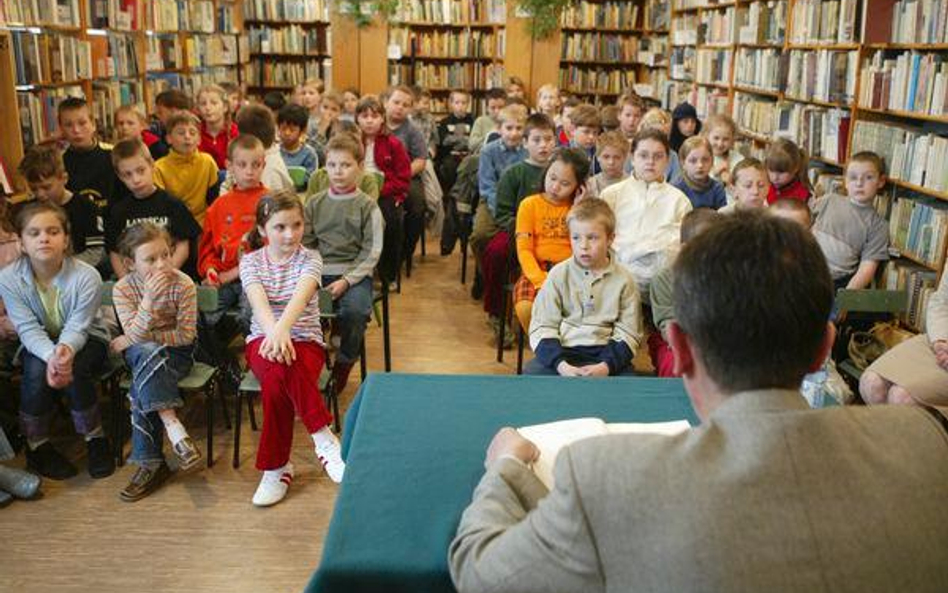 Więcej uczniów otrzyma pomoc na zakup książek