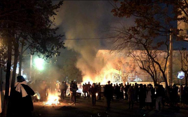 Noc z poniedziałku na wtorek: płonąca okolica policyjnego posterunku w dzielnicy Pasadaran