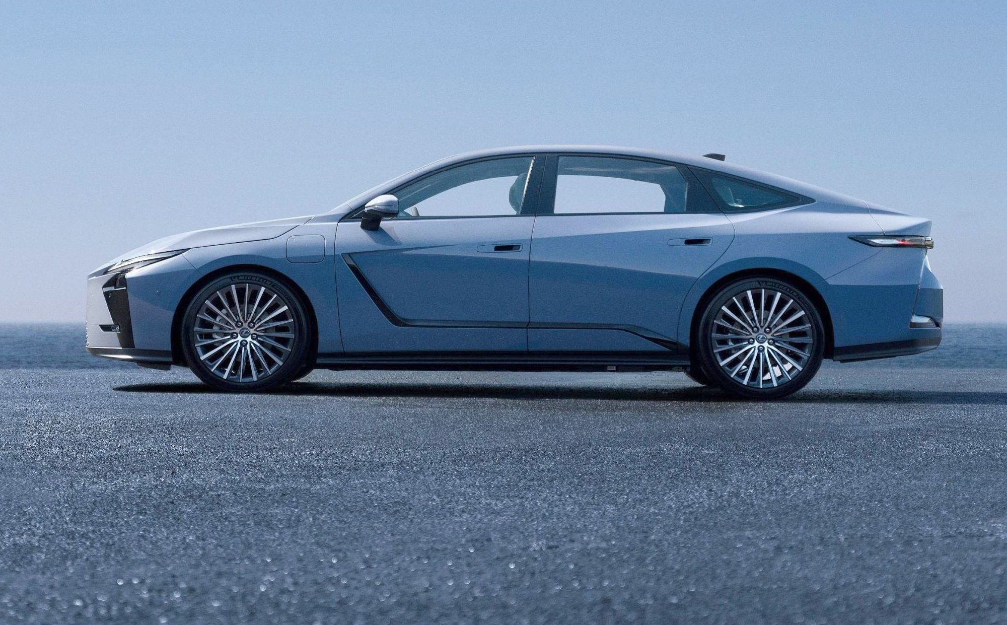 Nowy Lexus ES urósł do rozmiarów Mercedesa Klasy S. Teraz także jako elektryk i z AWD