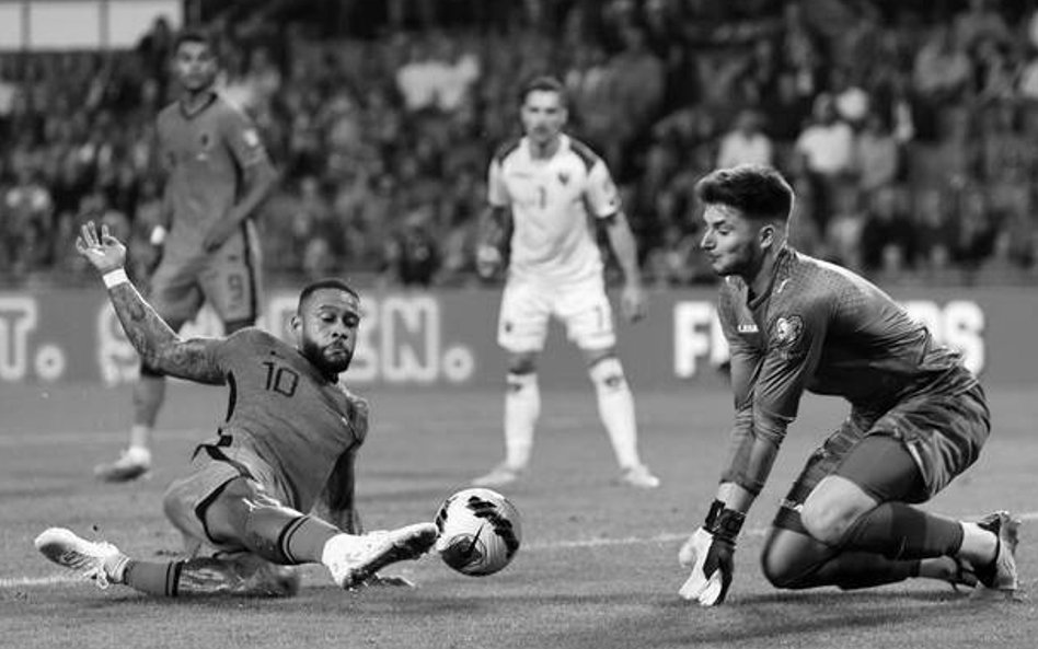 Memphis Depay i Matija Sarkic w meczu Holandia - Czarnogóra