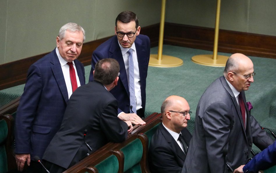 Mateusz Morawiecki, Piotr Wawrzyk i Zbigniew Rau w sejmowych ławach