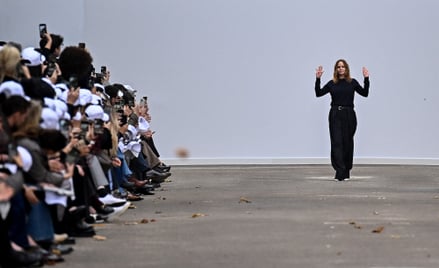 Stella McCartney podczas pokazu swojej marki na tegorocznym tygodniu mody w Paryżu.