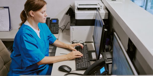 9081 zł z licencjatem i specjalizacją. W 2026 roku nowe pensje minimalne pielęgniarek