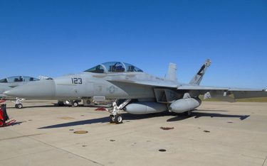 Samolot wielozadaniowy Boeing F/A-18F Super Hornet z podwieszonym zasobnikiem z optoelektronicznym s