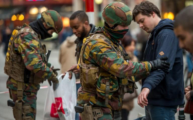 Belgijscy żołnierze skontrolują bagaże