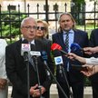 Sędzia Trybunału Konstytucyjnego Sławomir Patyra (2L) przed siedzibą TK w Warszawie. Obok sędziowie: