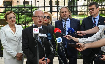 Sędzia Trybunału Konstytucyjnego Sławomir Patyra (2L) przed siedzibą TK w Warszawie. Obok sędziowie: