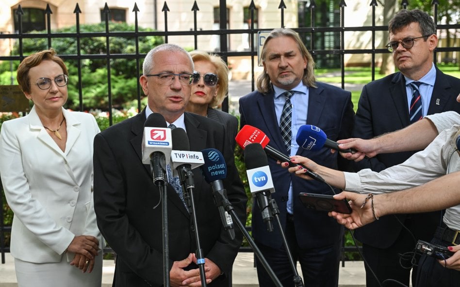 Sędzia Trybunału Konstytucyjnego Sławomir Patyra (2L) przed siedzibą TK w Warszawie. Obok sędziowie: