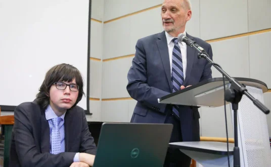 Najgłośniejszy przypadek zatrudnienia młodego doradcy dotyczył Antoniego Macierewicza, który w 2015 