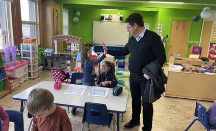 Minister edukacji prowincji Quebec podczas wizyty w jednym z publicznych przedszkoli