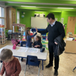 Minister edukacji prowincji Quebec podczas wizyty w jednym z publicznych przedszkoli