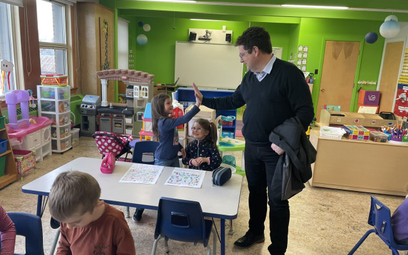 Minister edukacji prowincji Quebec podczas wizyty w jednym z publicznych przedszkoli