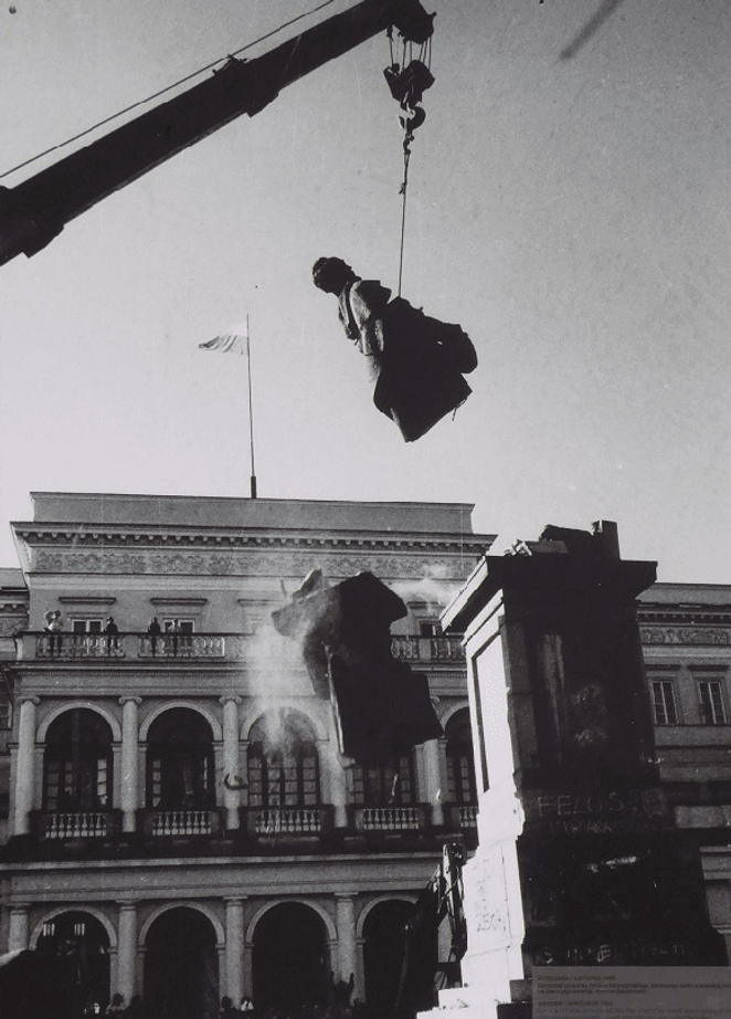 Rzeźba Feliksa Dzierżyńskiego po próbie podniesienia rozpadła się na trzy kawałki, bowiem okazało si