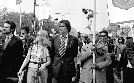 Z zespołem Teatru Narodowego na pochodzie pierwszomajowym w 1974 roku. Fot. Romuald Broniarek