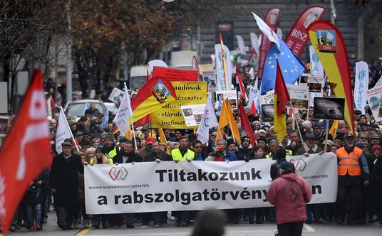 Protest w Budapeszcie przeciwko "ustawie o niewolnictwie"