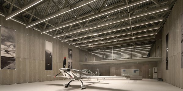 Dobrze ukryty minimalizm. Hangar dla czołowgo zespołu akrobacyjnego z Ukrainy