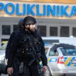 Policja przed głównym wejściem do szpitala uniwersy-teckiego w Ostrawie