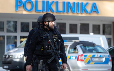 Policja przed głównym wejściem do szpitala uniwersy-teckiego w Ostrawie