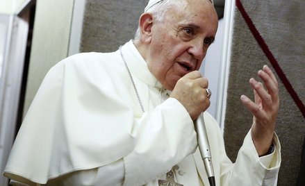 Papież: Urzędnik ma prawo odmówić udzielenia ślubu homoseksualistom