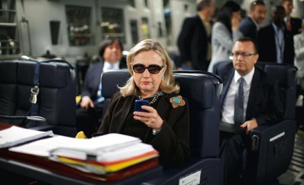 Hillary Clinton ceni sobie nowoczesne narzędzia komunikacji, ale powinna korzystać z nich nieco rozw