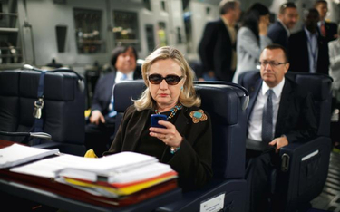 Hillary Clinton ceni sobie nowoczesne narzędzia komunikacji, ale powinna korzystać z nich nieco rozw