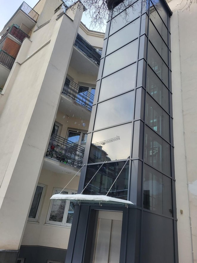 Warszawa od 2019 roku realizuje dedykowany program doposażania budynków wielokondygnacyjnych w dźwig