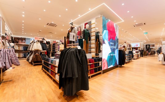 Po przebudowie sklep zajmuje dwa piętra i mieści między innymi kolekcje Heattech, Puffertech czy Uni