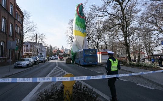 Policja na miejscu wypadku balonu z trzema kobietami w Zielonej Górze