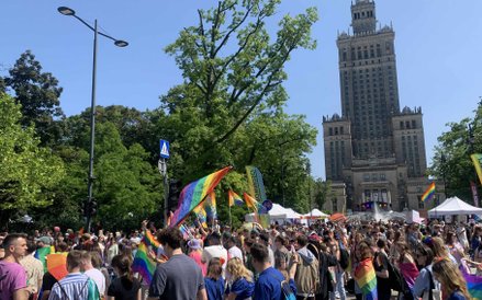 Scena z Parady Równości z Pałacem Kultury i Nauki w tle
