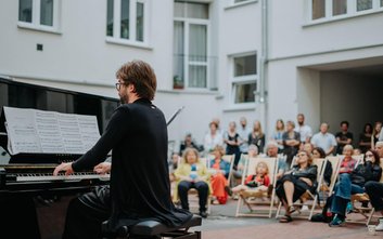Kameralny koncert na podwórku warszawskiej kamienicy